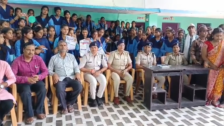 बेखौफ होकर स्कूल आएं-जाएं छात्राएं, मनचलों पर होगी सख्त कार्रवाई: शिकारपुर पुलिस