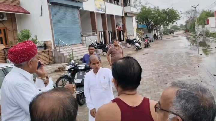 सफाई व्यवस्था पर घिरे सांसद लुंबाराम चौधरी, लोगों ने सुनाई खरी-खोटी
