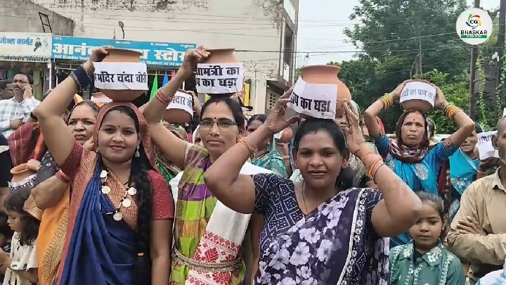 राम मंदिर चंदा चोरी के खिलाफ महिलाओं ने सिर पर उठाए 'भ्रष्टाचार' लिखे घड़े
