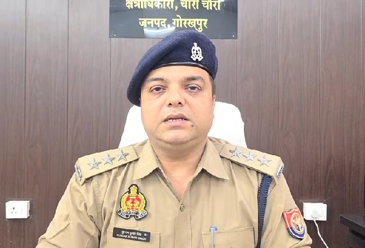 प्रेमी को जेल भिजवाकर थाने के बाहर युवती ने पीया फिनायल