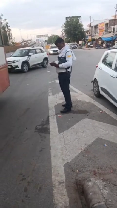फ्री सफर न कराने पर बस का चालान काटते ट्रैफिक पुलिसकर्मी का वीडियो वायरल