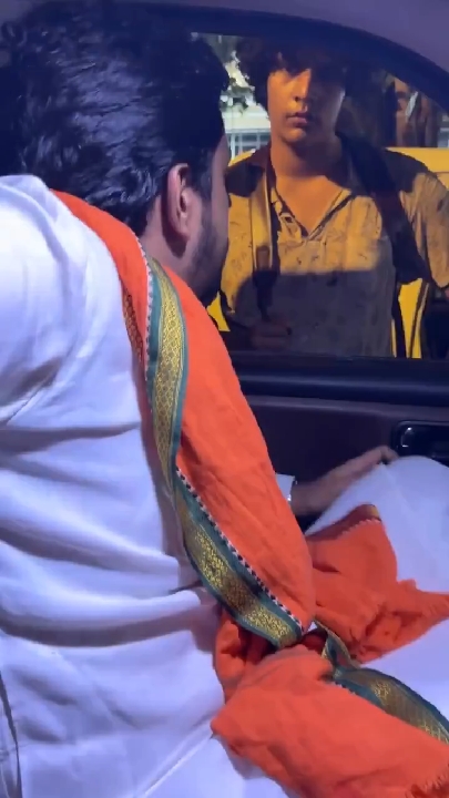हिंदूवादी नेता सत्यम पंडित ने जंतर मंतर जा रहे छात्रों को पीटा
