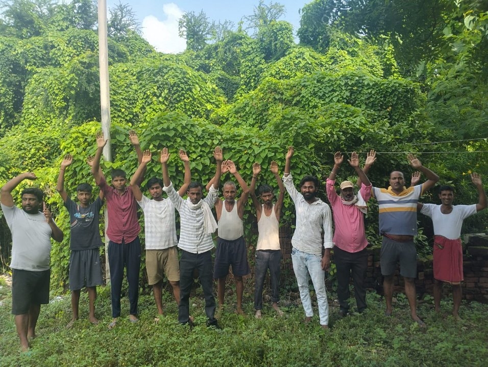 झूलते बिजली के तारों को लेकर आक्रोश, ग्रामीणों ने प्रदर्शन कर दी चेतावनी