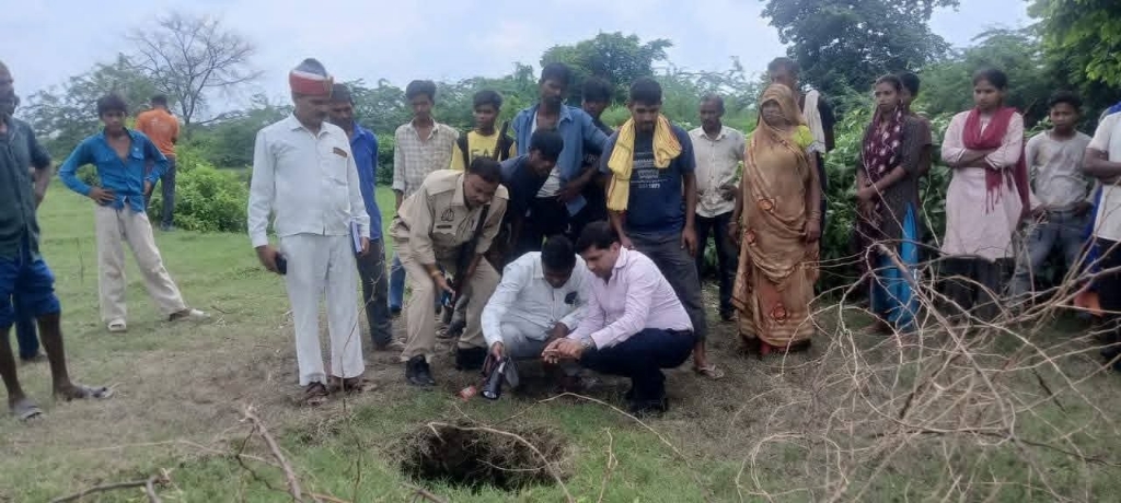 बारिश के बाद धंसी खेत की जमीन, नीचे मिली सदियों पुरानी रहस्यमयी गुफा