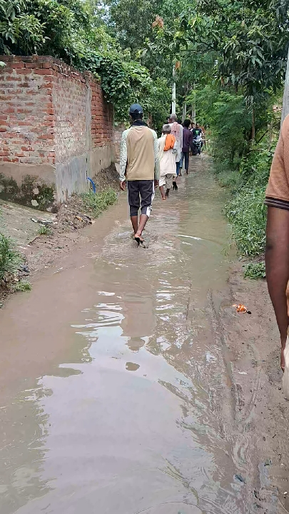हल्की बारिश में तालाब बनी सड़क, बेखबर बैठे हैं ग्राम प्रधान और विधायक