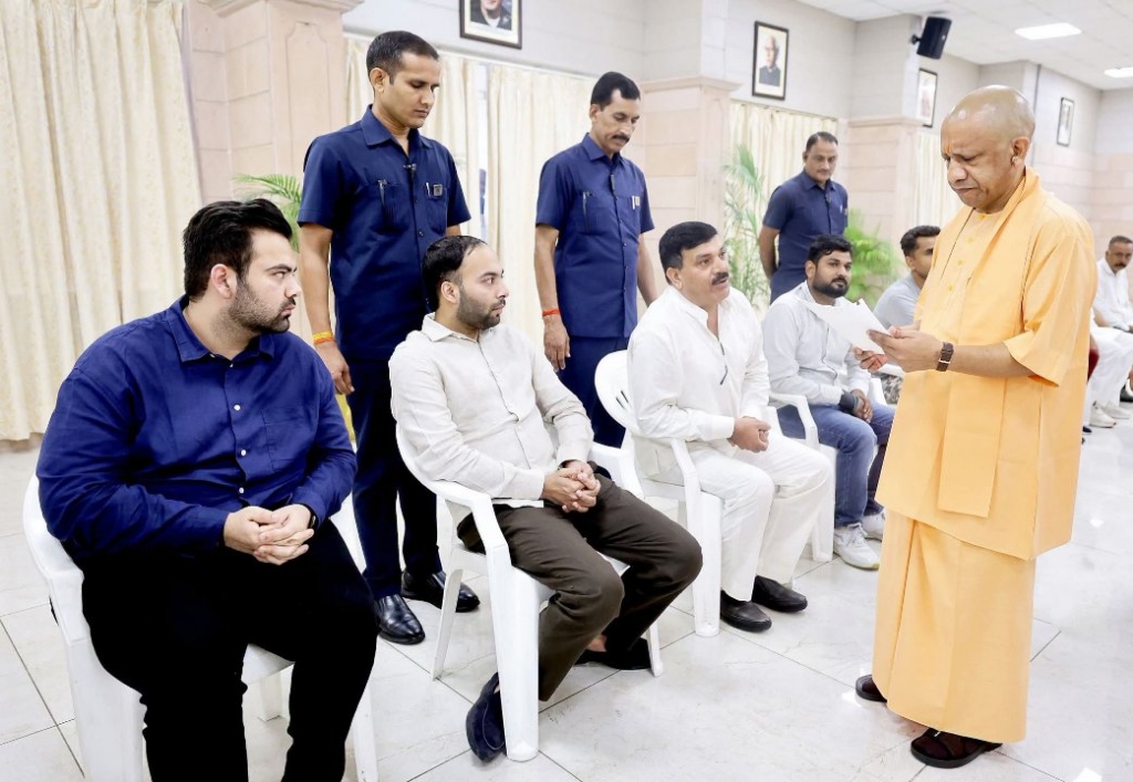लखनऊ में मुख्यमंत्री योगी आदित्यनाथ ने 'जनता दर्शन' में सुनीं जनसमस्याएं