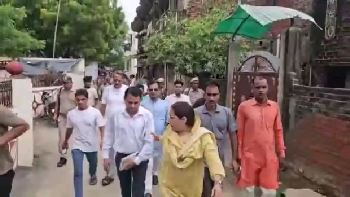 करेंट से पिता-पुत्र की मौत, अधिकारियों को हाथ पकड़कर लाईं विधायक