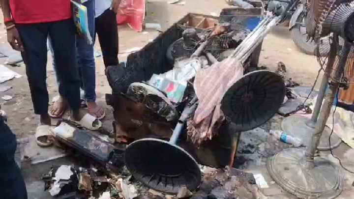 अलीगंज: शॉर्ट सर्किट से नाज मोबाइल दुकान में लगी भीषण आग