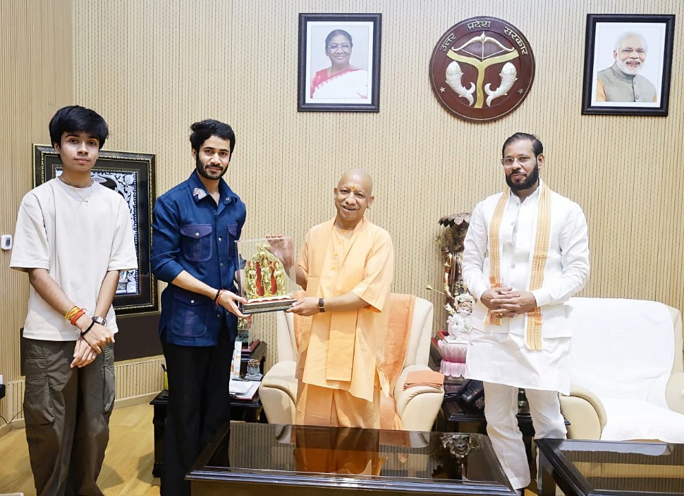 गोरखपुर: योगी आदित्यनाथ से मिले कैबिनेट मंत्री मनोज पाण्डेय