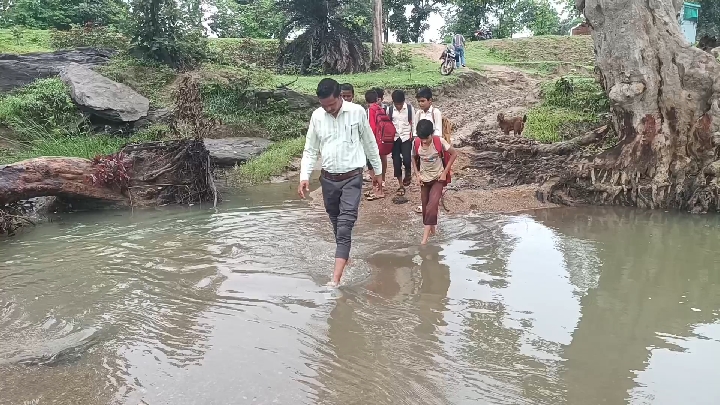 बालाघाट: शिक्षा के लिए जान जोखिम में डाल रहे बच्चे