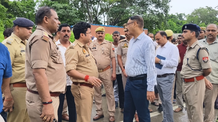 कुर्थिया के पास दर्दनाक सड़क हादसा: अनियंत्रित ट्रक दुर्घटनाग्रस्त, चार लोगों की मौत

घटना की सूचना पर डीएम आलोक कुमार व एसपी संदीप कुमार मीना पहुंचे मौके पर, निष्पक्ष जांच व विधिक कार्रवाई के दिए निर्देश