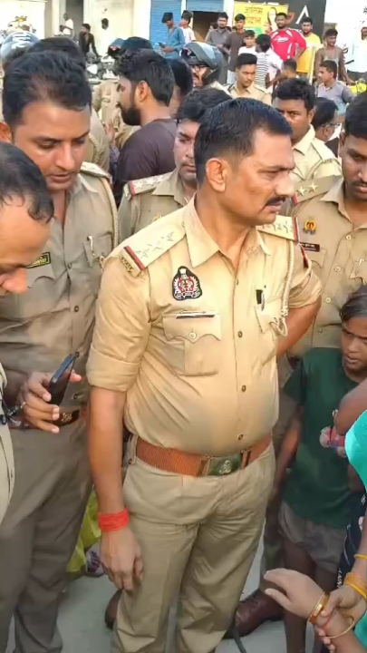 पिपराइच में अज्ञात शव मिलने के बाद परिजनों का हंगामा, हैदरगंज रोड पर शव रखकर किया चक्का जाम