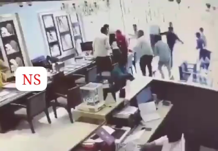 करीब आधा दर्जन बदमाश पिस्टल लहराते हुए शोरूम में घुसे ......