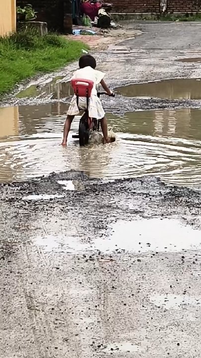 भीटी रावत–घघसरा-बखिरा मार्ग बदहाल, गहरे गड्ढों से राहगीर परेशान