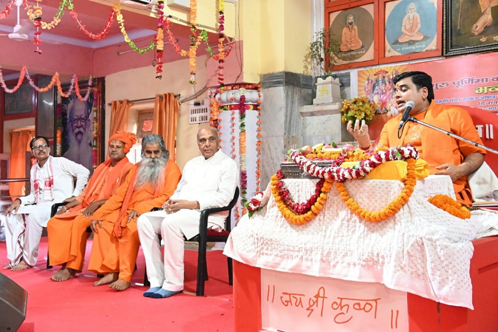 जब क्रोध आए तो अपना स्थान बदल देना चाहिए, इससे क्रोध का प्रवाह रुक जाता है।

काम, क्रोध व मोह सबके अंदर होते हैं, पर इतना ध्यान रखना चाहिए कि हमारे काम व क्रोध से अपने साथ-साथ सामने वाले का भी नुकसान न हो जाए, इस पर नियंत्रण आवश्यक है। परमात्मा की विशेष कृपा से इस पर नियंत्रण हो पाता है: कथाव्यास आचार्य शांतनु जी महाराज