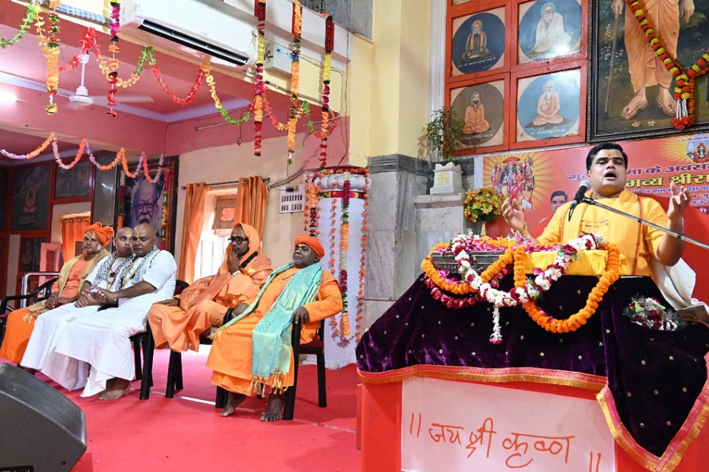बेटी और बेटे में भेद नहीं करना चाहिए, दोनों परमात्मा के प्रसाद हैं। 

बेटे यदि भाग्य से मिलते हैं तो बेटियां सौभाग्य से मिलती हैं, इसीलिए बेटी-बेटे में भेद नहीं करना चाहिए, बेटियां परम पवित्र होती हैं: कथाव्यास आचार्य शांतनु जी महाराज