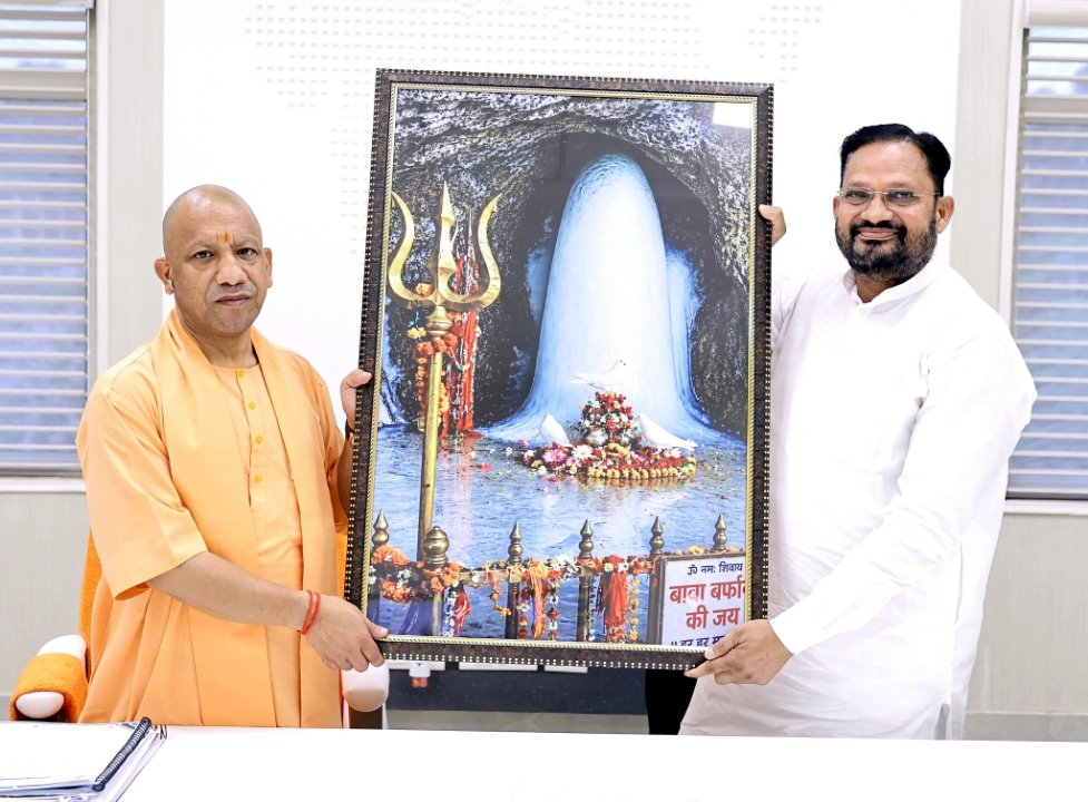 पूर्व सांसद दद्दन मिश्रा ने मुख्यमंत्री योगी आदित्यनाथ से की शिष्टाचार भेंट