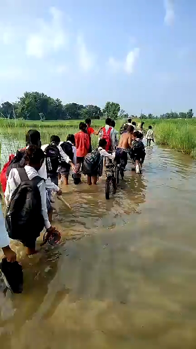 आज़ादी के वर्षों बाद भी अधूरा गोरखपुर का रास्ता, ग्रामीणों ने की निर्माण की माँग