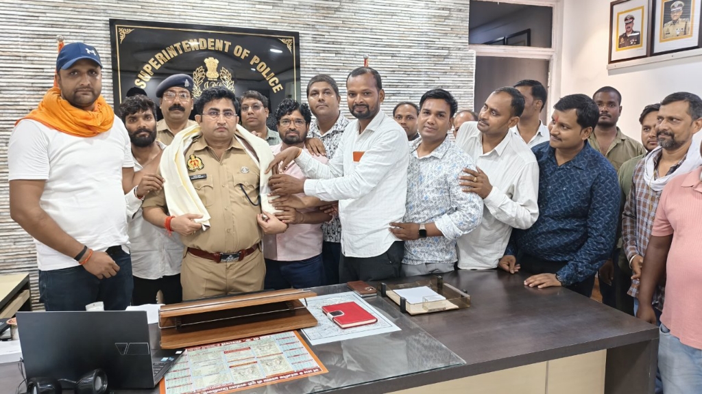 निवेश ठगी मामले में प्रभावी कार्रवाई से संतुष्ट पीड़ितों ने एसपी को किया सम्मानित