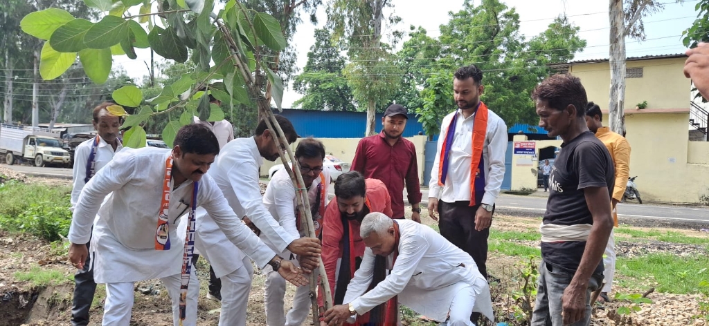 संतकबीरनगर: 'एक पेड़ माँ के नाम' कार्यक्रम में वृक्षारोपण, पर्यावरण संरक्षण का संकल्प
