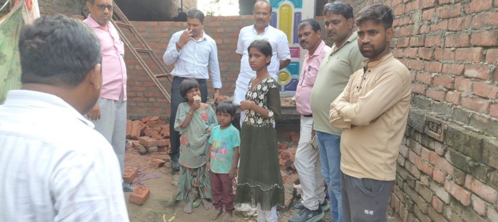 प्रशासन ने अनाथ बच्चों की मदद के लिए बढ़ाया हाथ