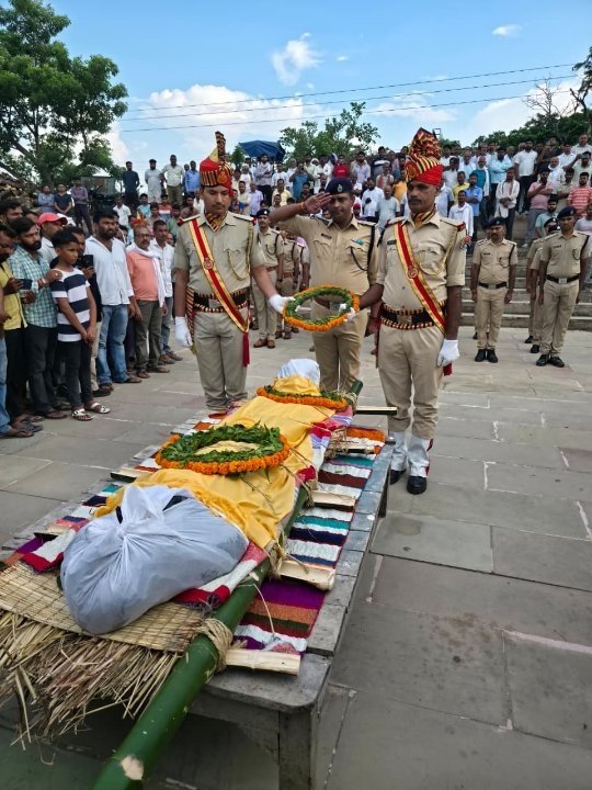 रेलवे कांस्टेबल रवि यादव को राजकीय सम्मान के साथ दी गई अंतिम विदाई