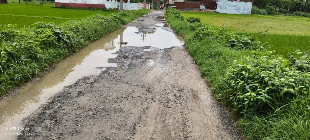 भीटी रावत-घघसरा-बखिरा मार्ग की हालत खराब, गड्ढों से राहगीरों को परेशानी