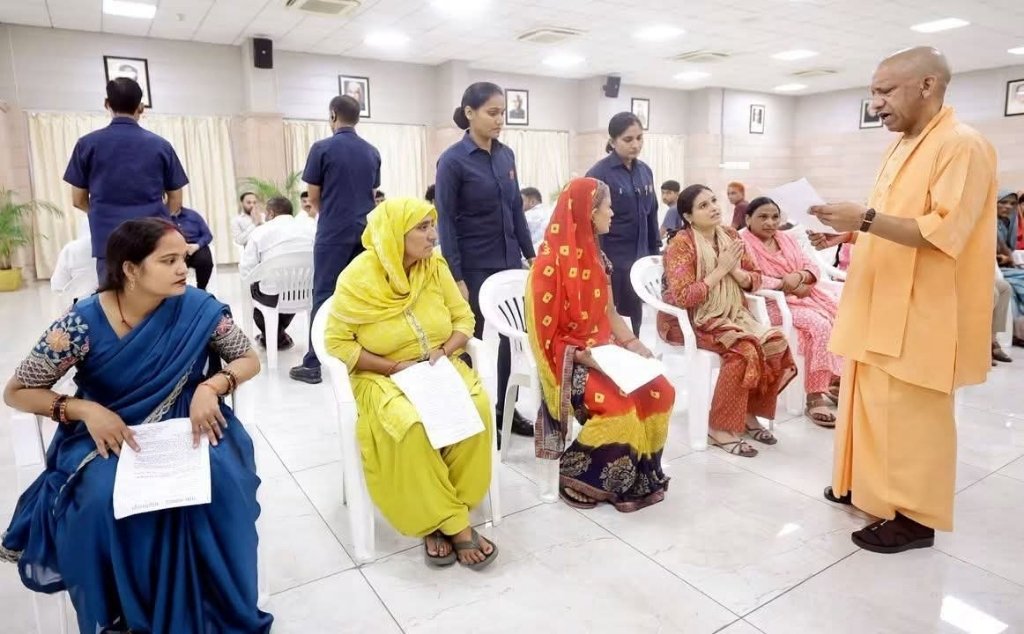 मुख्यमंत्री योगी आदित्यनाथ ने सुनीं नागरिकों की समस्याएं, निस्तारण के दिए निर्देश