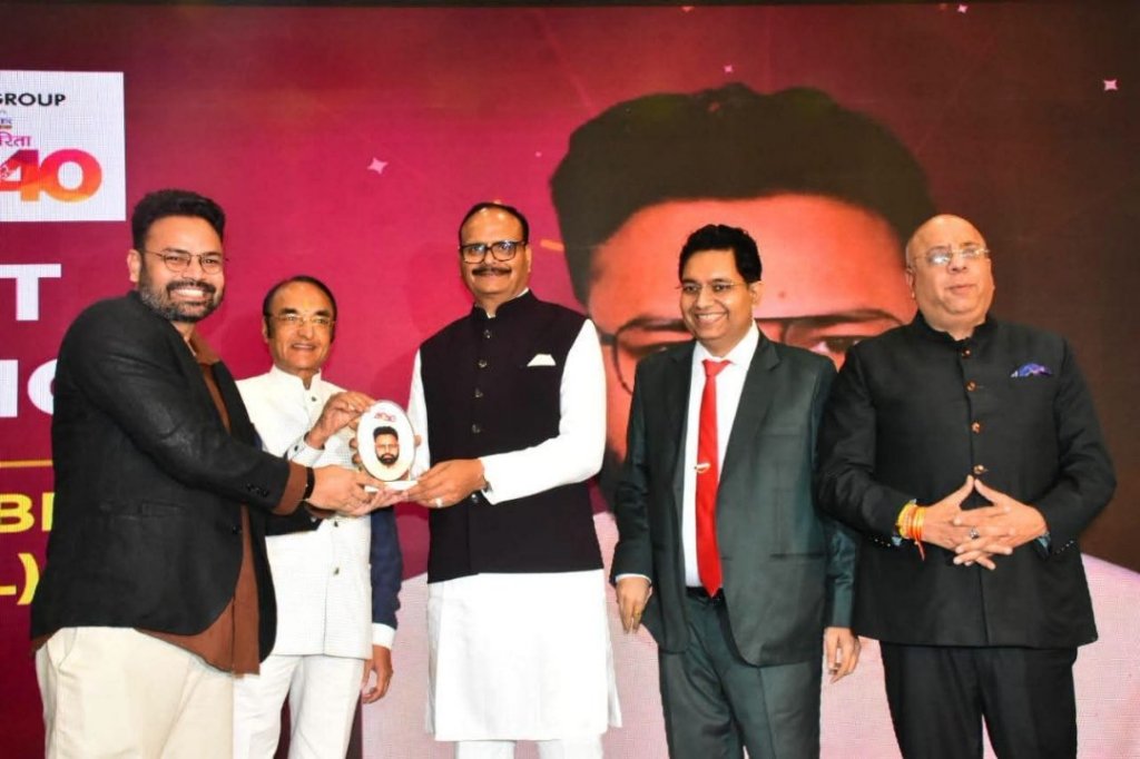 नई दिल्ली में पत्रकारिता के सम्मान समारोह में पहुंचे कई गणमान्य व्यक्ति