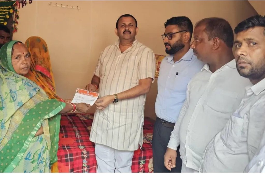 पोखरे में डूबे बालक के परिवार को ₹4 लाख की सहायता, विधायक ने सौंपा चेक