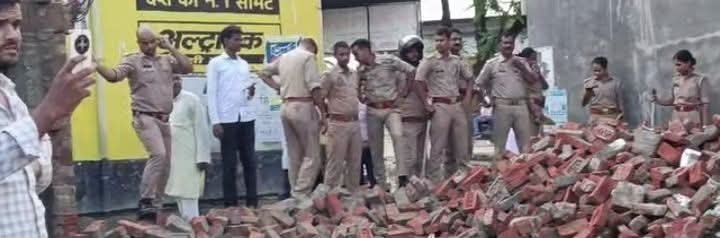 डीएम के आदेश पर महुली में जलनिकासी की समस्या पर चला बुल्डोजर, खिले ग्रामीणों के चेहरे