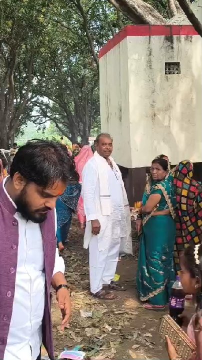 सहजनवा में युवाओं से मिले प्रशांत त्रिपाठी, सुनीं उनकी समस्याएं
