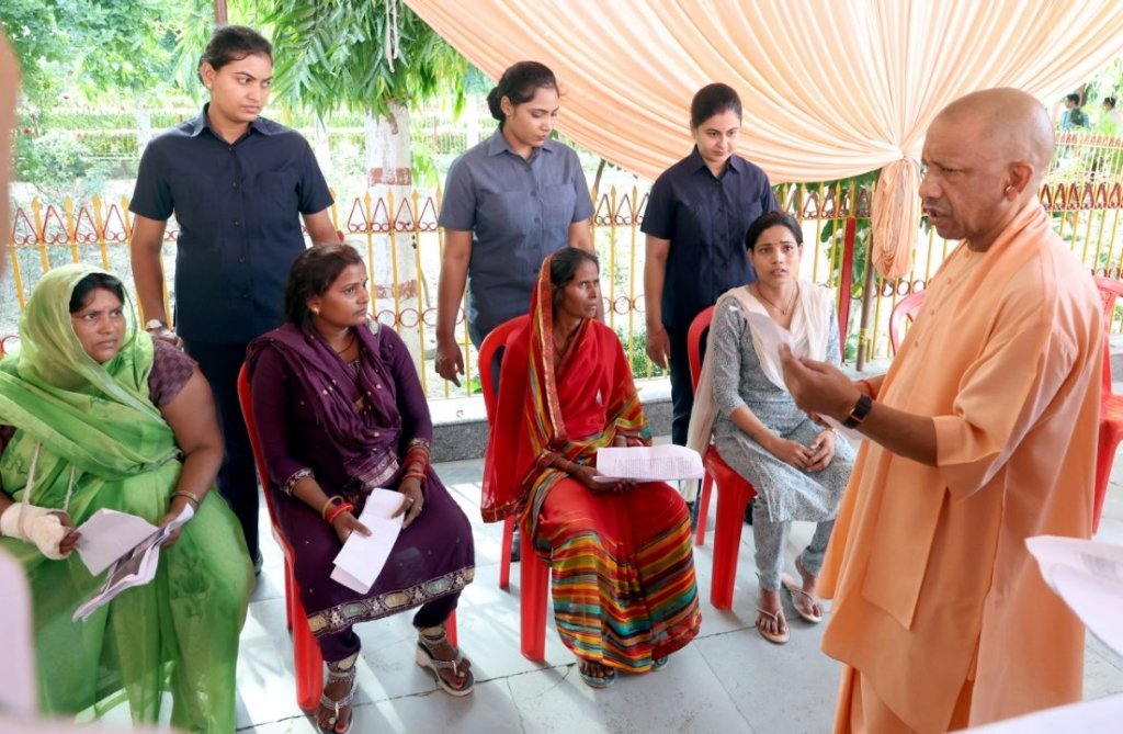 गुरु पूर्णिमा पर सीएम योगी ने सुनीं 200 फरियादियों की समस्याएं, दिए त्वरित समाधान के निर्देश