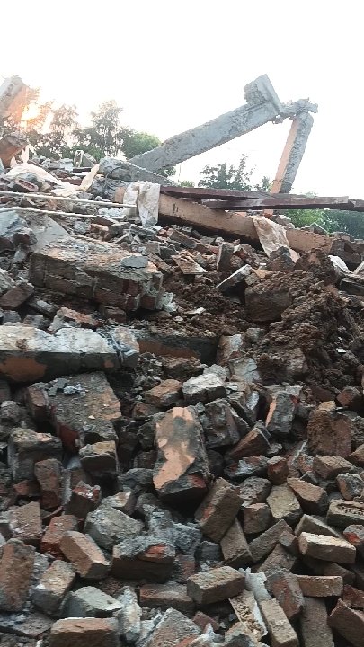 अलीगढ़ रोड पर दुकानों की तोड़फोड़ से लोग परेशान