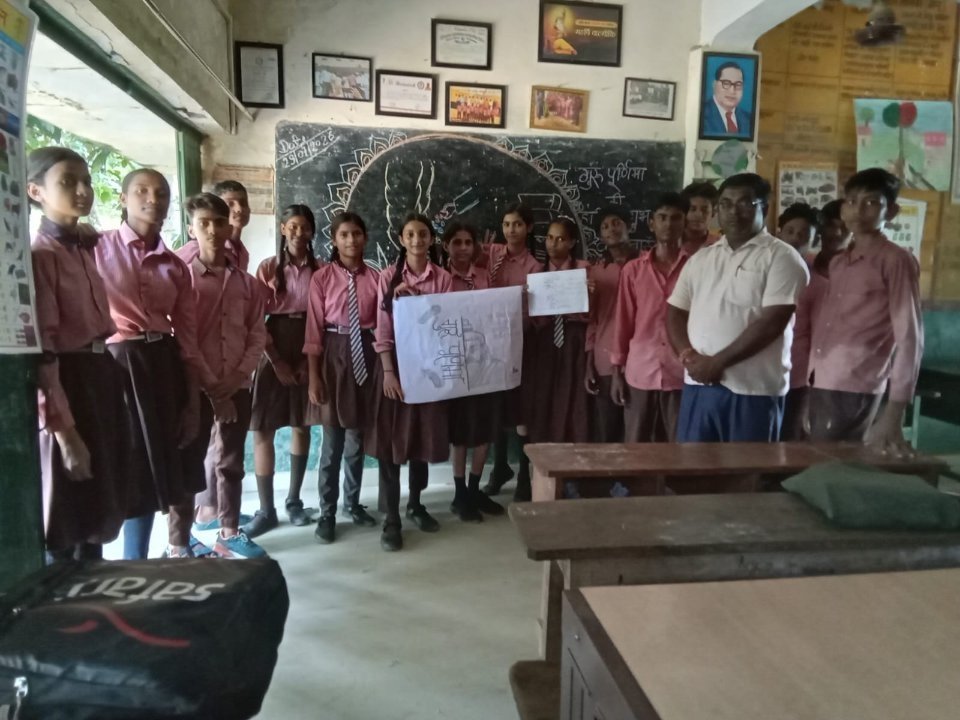 गुरु पूर्णिमा पर विद्यार्थियों ने चित्रकला और निबंध से दिखाई प्रतिभा