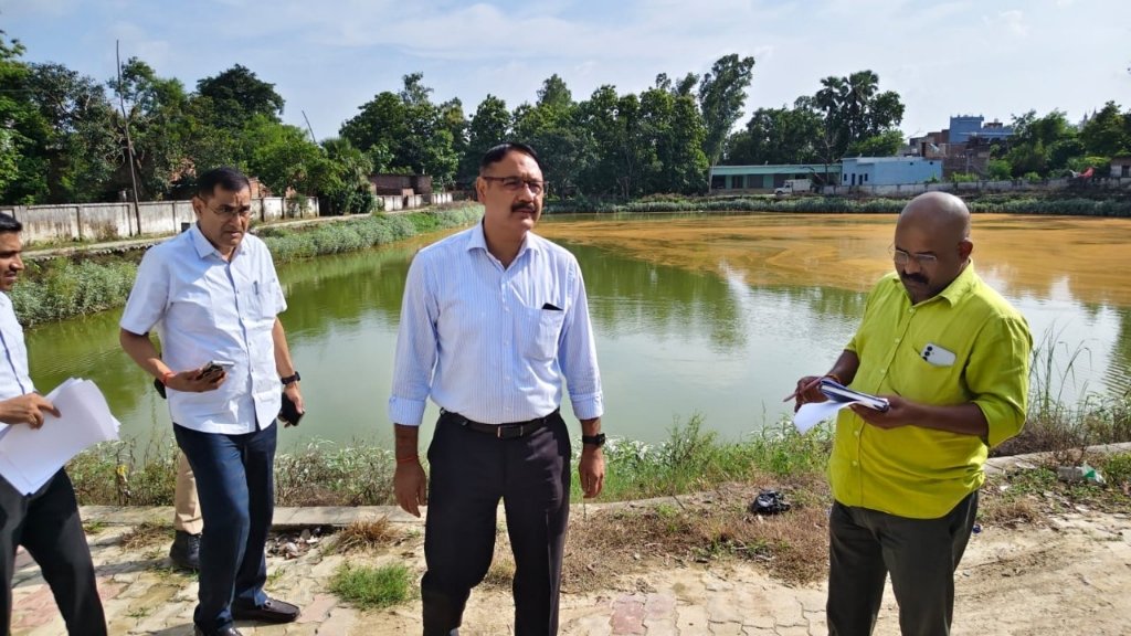 डीएम ने नाथनगर विकासखंड के ग्राम पंचायतों में तालाबों का निरीक्षण किया