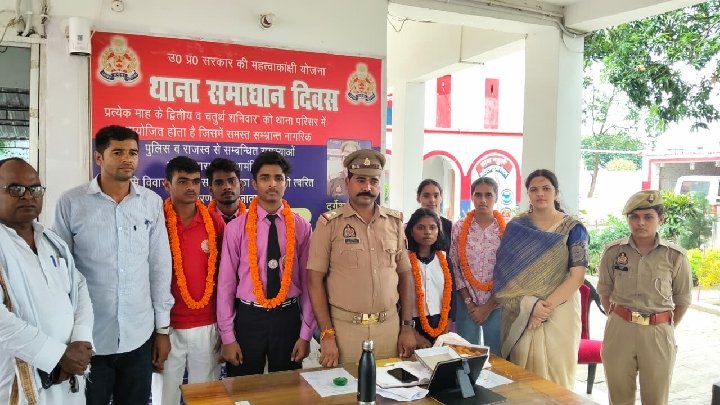 गुरु पूर्णिमा पर महुली पुलिस ने मेधावी छात्रों को सम्मानित किया