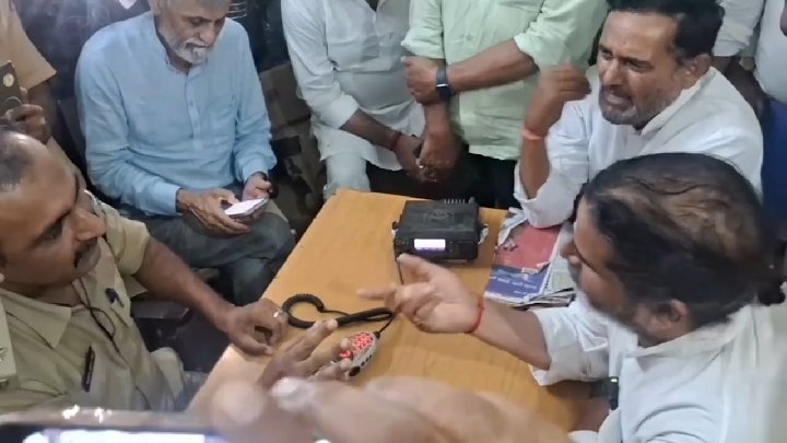प्रशांत किशोर जक्कनपुर थाने में नेता की खोज करने पहुंचे