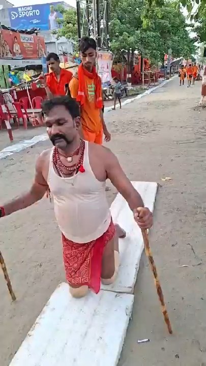 सावन में भक्त ने घुटनों के बल की पूरी की बाबा धाम की यात्रा