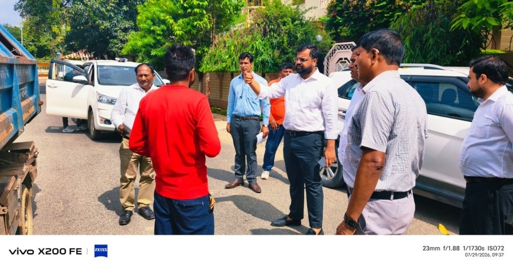लच्छीपुर में सफाई व्यवस्था पर सख्त कार्रवाई, सुपरवाइजर का वेतन रोका