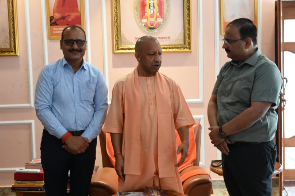 गुरु पूर्णिमा पर सीएम योगी से मिले विनय कुमार सिंह, धुरियापार यूनिट विस्तार को मंजूरी
