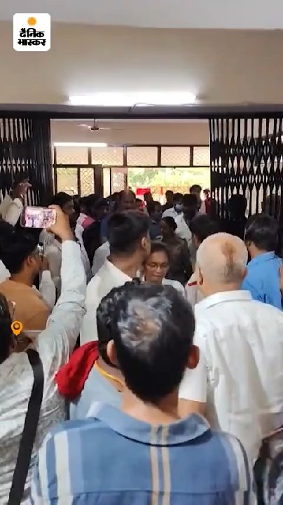 गोरखपुर में डॉक्टरों-नर्सों ने पीटा हत्यारोपी सिपाही, VIDEO