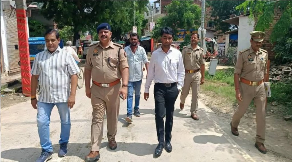 कांवड़ यात्रा की तैयारियों का जायजा लेने भदेश्वरनाथ मंदिर पहुंचे एसडीएम और सीओ