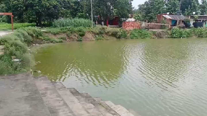 गोरखपुर: कुआवार में पोखरे के सुंदरीकरण में अनियमितता, ग्रामीणों ने की जांच की मांग