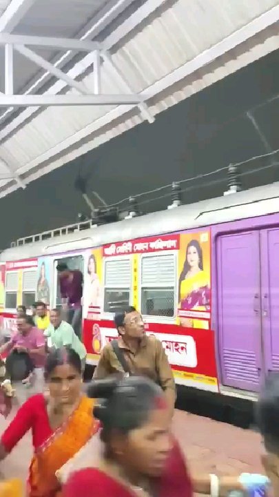 कोलकाता के डाकशिनेश्वर रेलवे स्टेशन पर तार टूटने से मची अफरा-तफरी