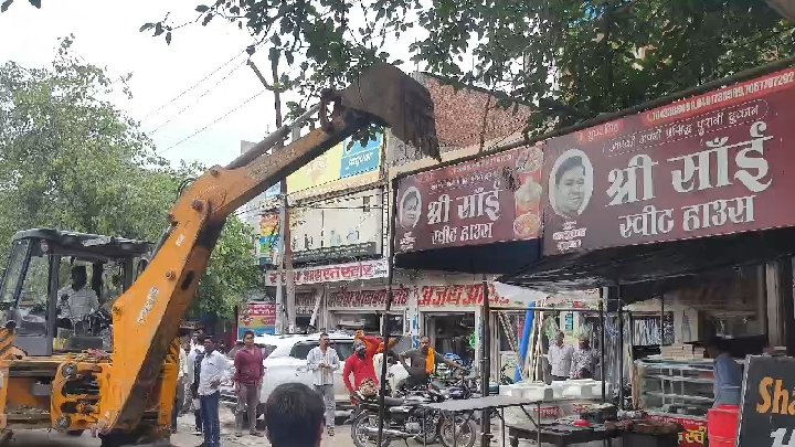 इटावा में अवैध दुकानों पर चला बुलडोजर, दुकानदारों में भारी आक्रोश