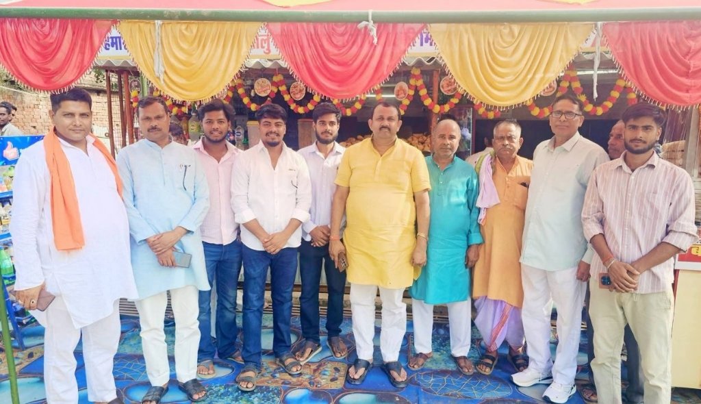 सहजनवां में बाबा स्वीट हाउस एवं फास्ट फूड का उद्घाटन