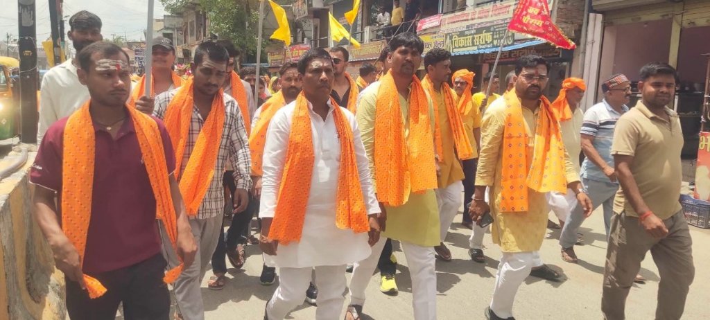 सहजनवा में भव्य कलश यात्रा और रुद्राभिषेक का आयोजन