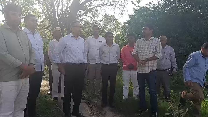 डीएम ने अमृत सरोवर तक रास्ता बनाने के लिए दिया निर्देश