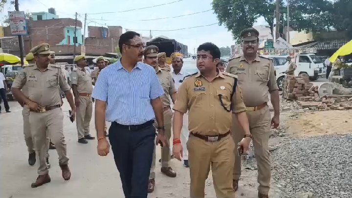 जिलाधिकारी और पुलिस अधीक्षक ने बखिरा थाना भवन का निरीक्षण किया